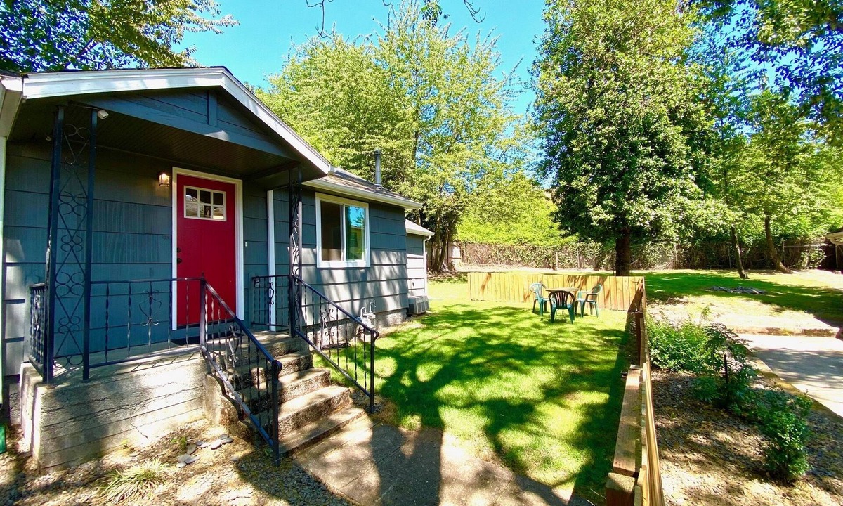 Powellhurst-Gilbert House | Secluded Small 2BR home, Washer/Dryer, Private Parking.