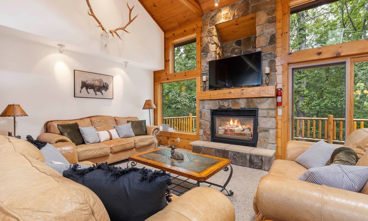 The Galena Territory Cabin | Secluded Spacious Cabin with Large Bedrooms and Huge Deck & Hot Tub