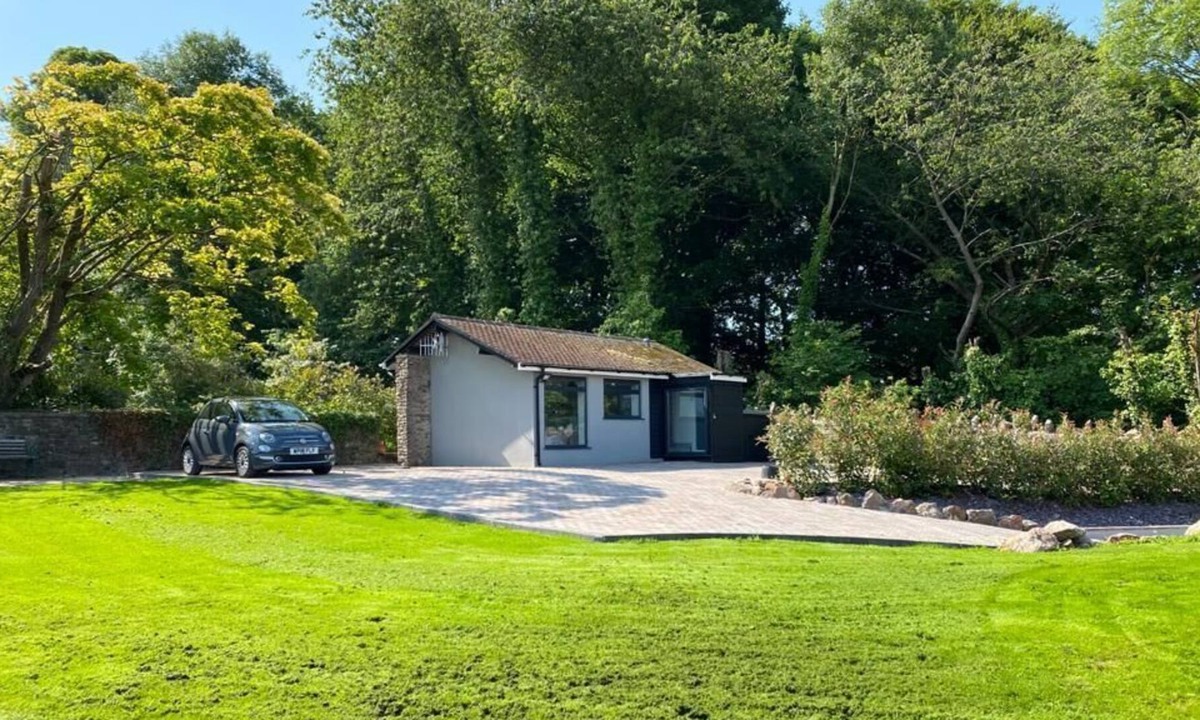 Pill House | Secluded Studio Apartment with Gated Private Parking, Abbots Leigh