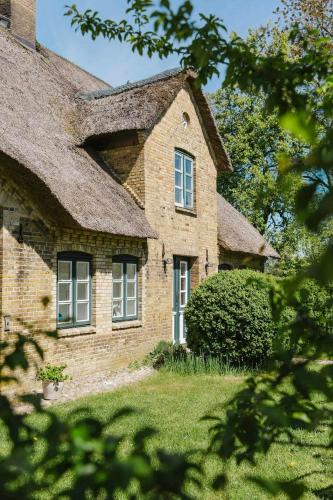 Schwabstedt Apartment | Secluded Thatched Roof Apartment By The Moor
