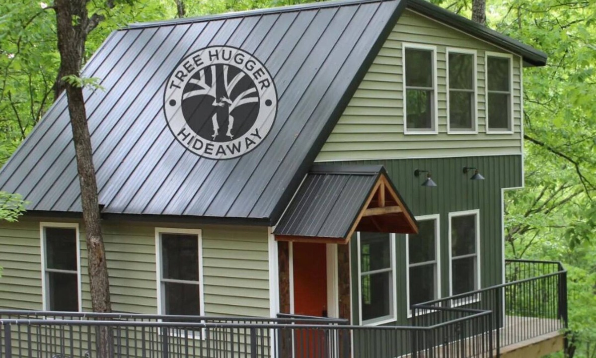 Branson Cabin | Secluded Treehouse in the Woods - 10 minutes to Branson Landing & SDC!