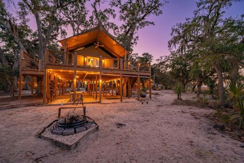 Townsend House | Secluded Treehouse Tent Retreat on the Marsh with Outdoor Dining, Grilling Gear, Games, Views in Townsend, Georgia