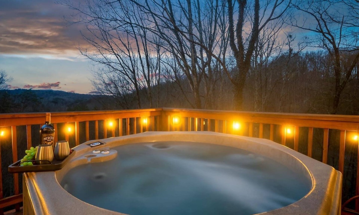 Gatlinburg - Pigeon Forge Cabin | Secluded, Views, and Close to Everything!