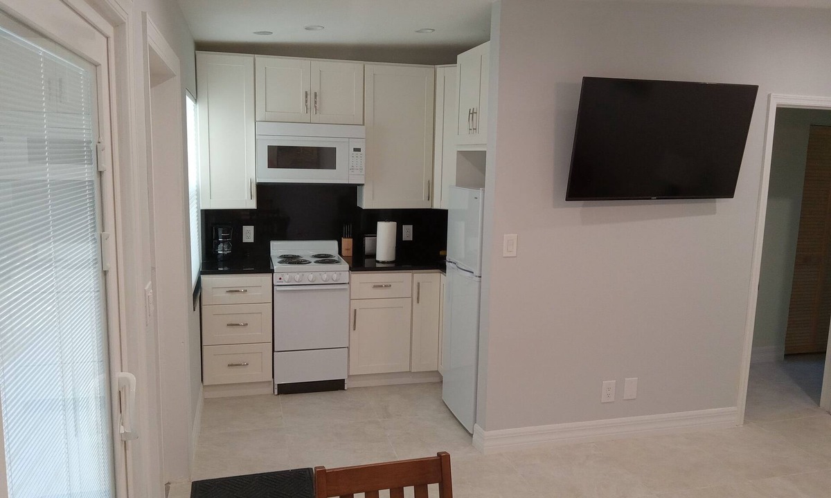Central Sarasota Apartment | Second floor Apt D 1 mile from waterfront and downtown. Just 2 miles from beach!