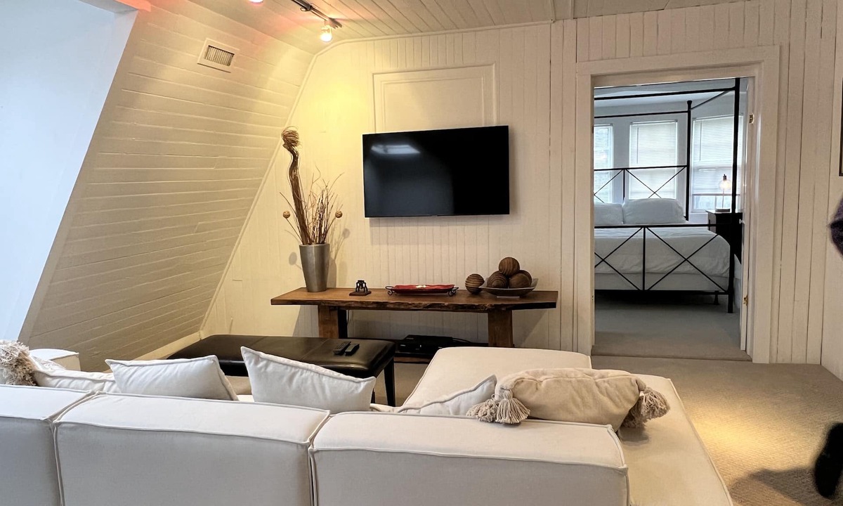 Cove - East Side - Shippan Cottage | Second floor cottage apartment located in a private community.