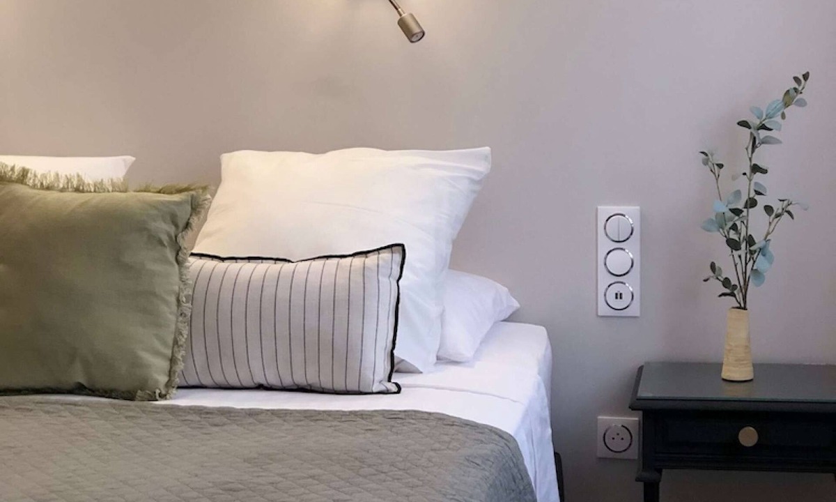 Sete Apartment | Second floor studio apartment with street view