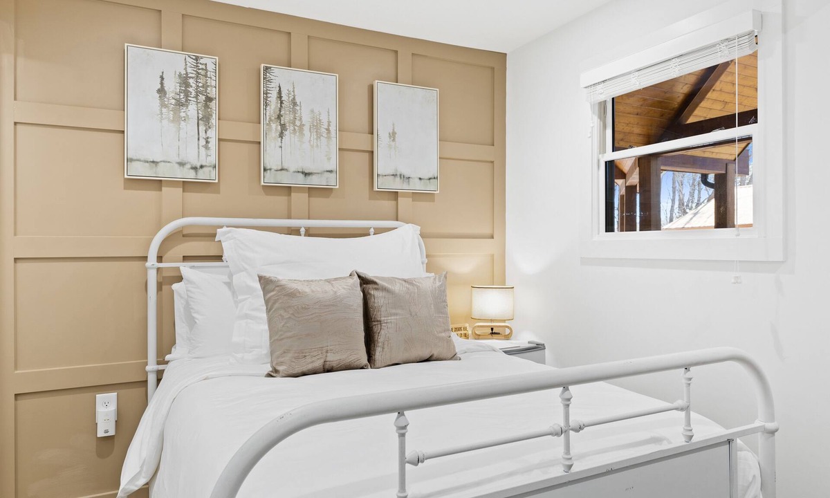 Blairsville House | Second-floor suite with deck, mountain views, firepits, & game room