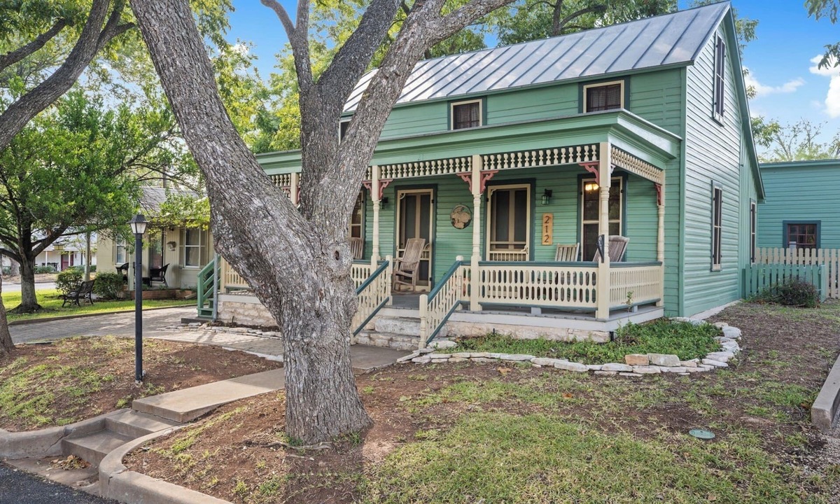 Fredericksburg House | Second Home Guesthouse | 1.5 Blocks from Marktplatz | Hot Tub