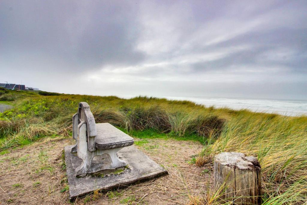 Rockaway Beach House | Second Tide - Oceanview Cottage