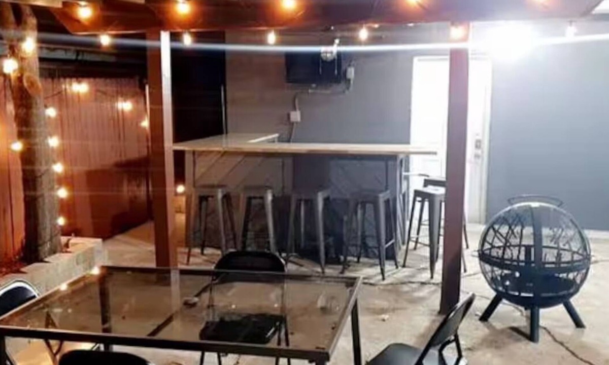 Central Arlington House | Secrets Backyard Bar. Hottub, Mins. from Stadiums
