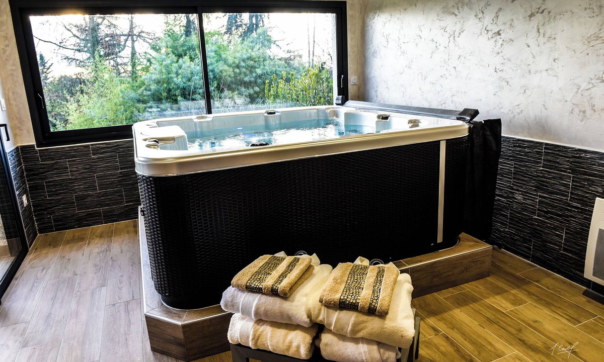 Grisolles Villa | Secrets de Campagne - Sublime villa with spa and wooded exterior