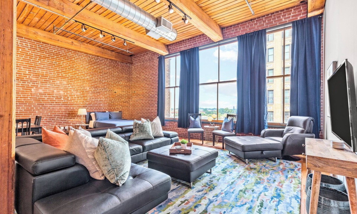 Downtown West Apartment | Secure Washington Ave Loft w W/D & Parking