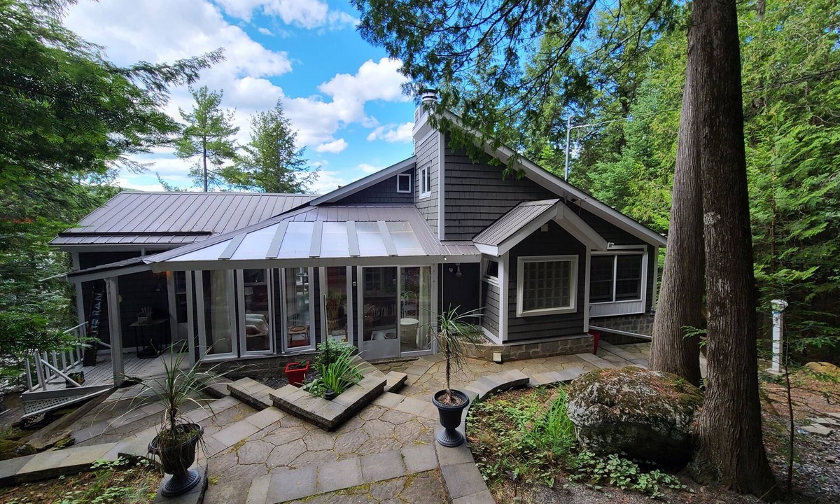Val-des-Monts Cottage | Seductive cottage with spa