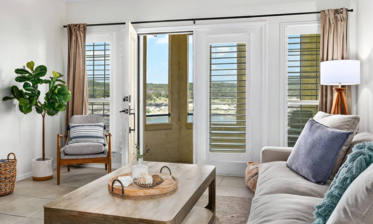 Highland Lake Estates Condo | See Summer Sunrises with Spa and Eats on an Island