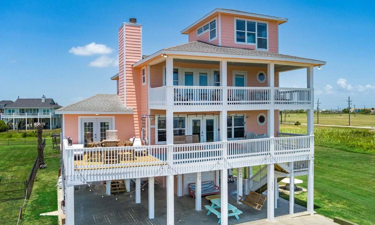 Crystal Beach House | SELAH - 3 Bedroom+ Loft , Sleeps 14, Close to beach!