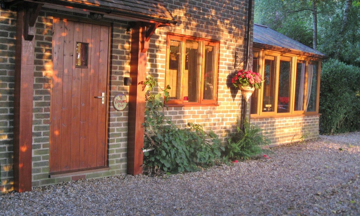 Boxgrove Apartment | SELF CATERING en-suite STUDIO APARTMENT ACCOMMODATION