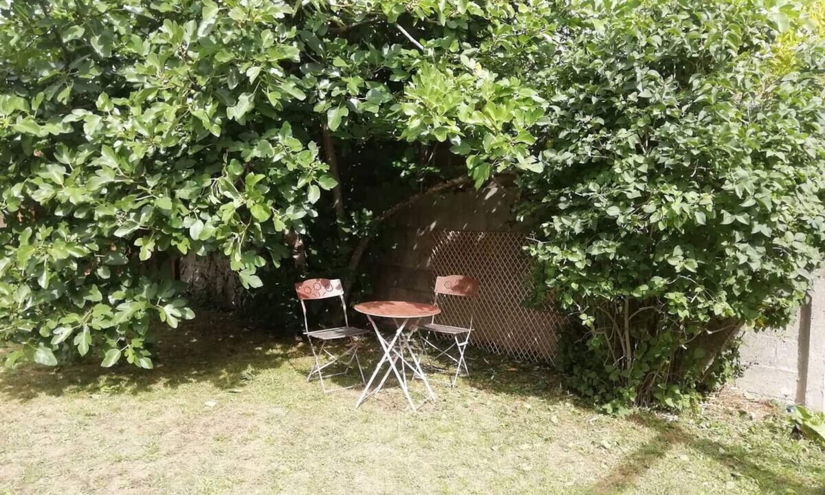 Vulaines-sur-Seine Apartment | Self-contained studio with garden near Fontainbleau