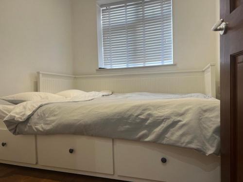 Manor House | Self contain studio with room, double bed, kitchen