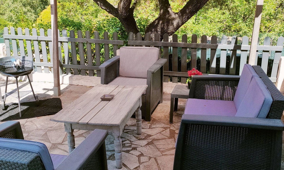Aubagne House | self-contained 60m2 apartment in private grounds