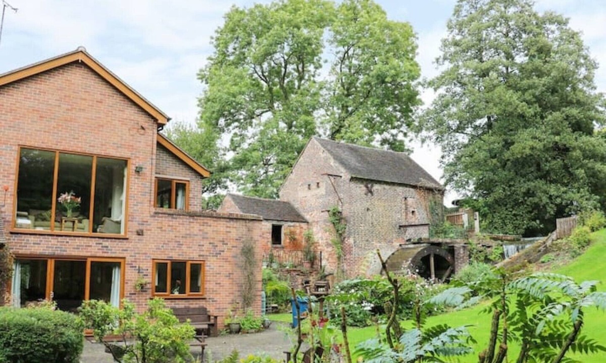 Moddershall Apartment | Self Contained Annexe, Watermill Views, Log Burner