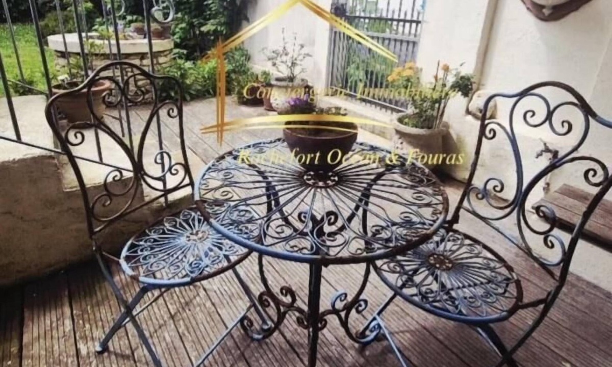 Fouras Apartment | Self-contained apartment with terrace