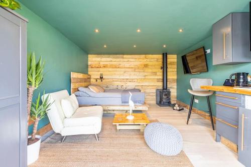 Cribbs Causeway Apartment | Self contained cabin, firepit, NR MOD aztec, m5, m4