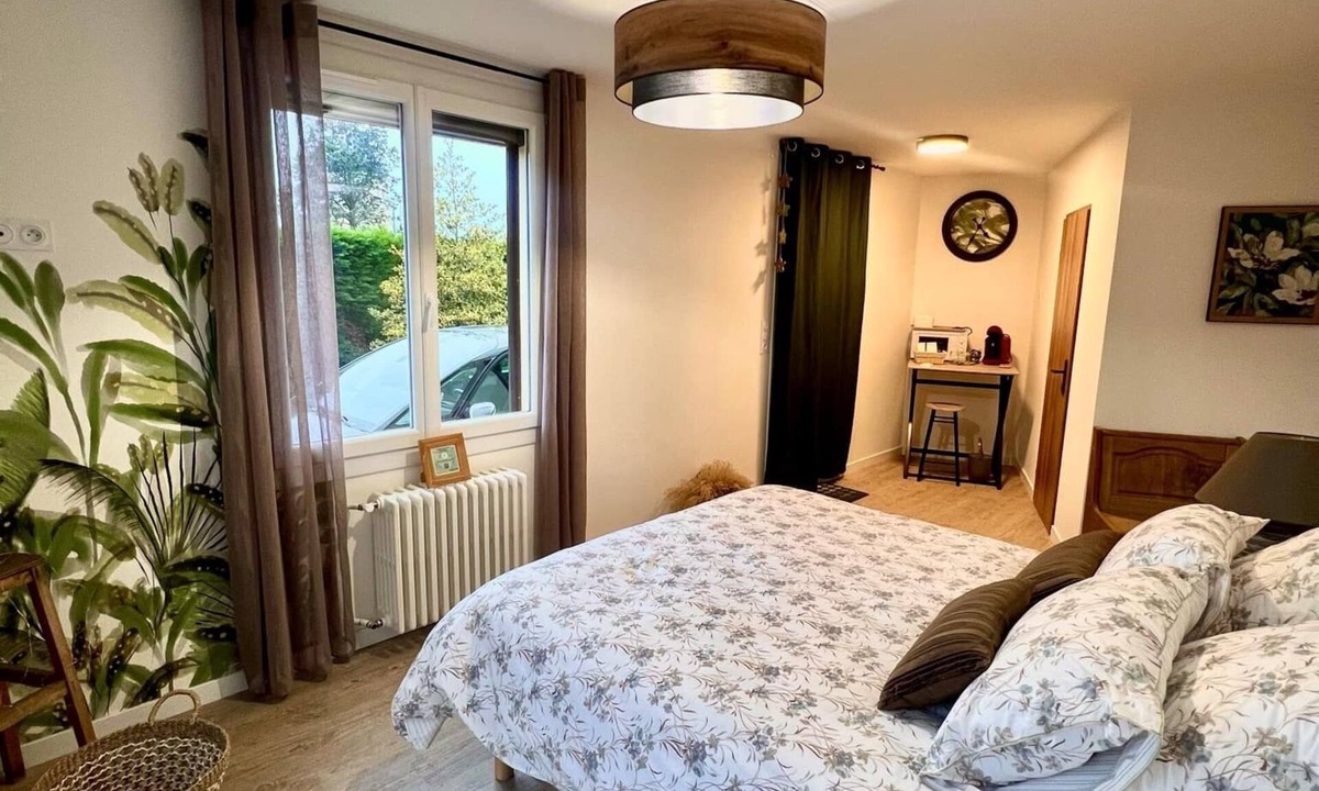Vieillevigne Bed & Breakfast | Self-contained guest room, right in the center of town, private areas (parking, garden).