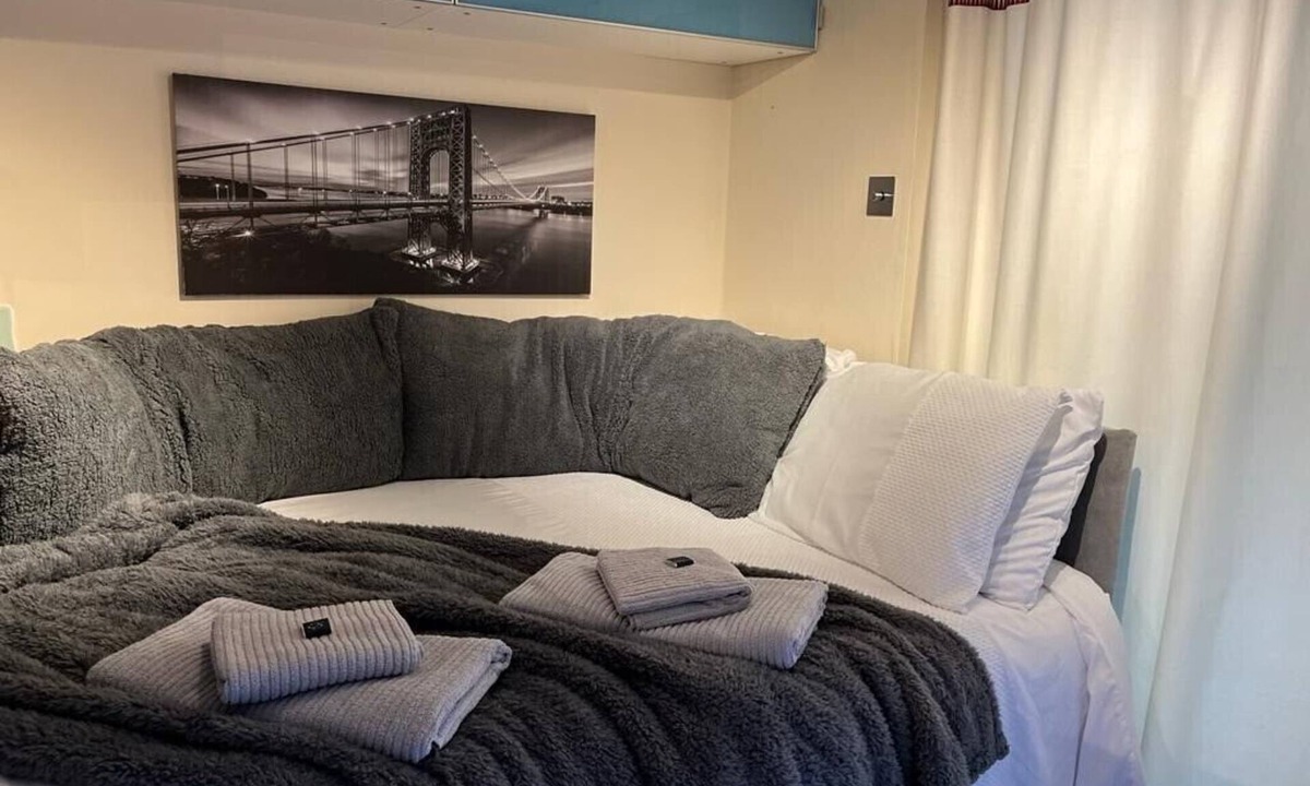 Cambridge House | Self-contained studio annex - loft bed for 8-16yrs