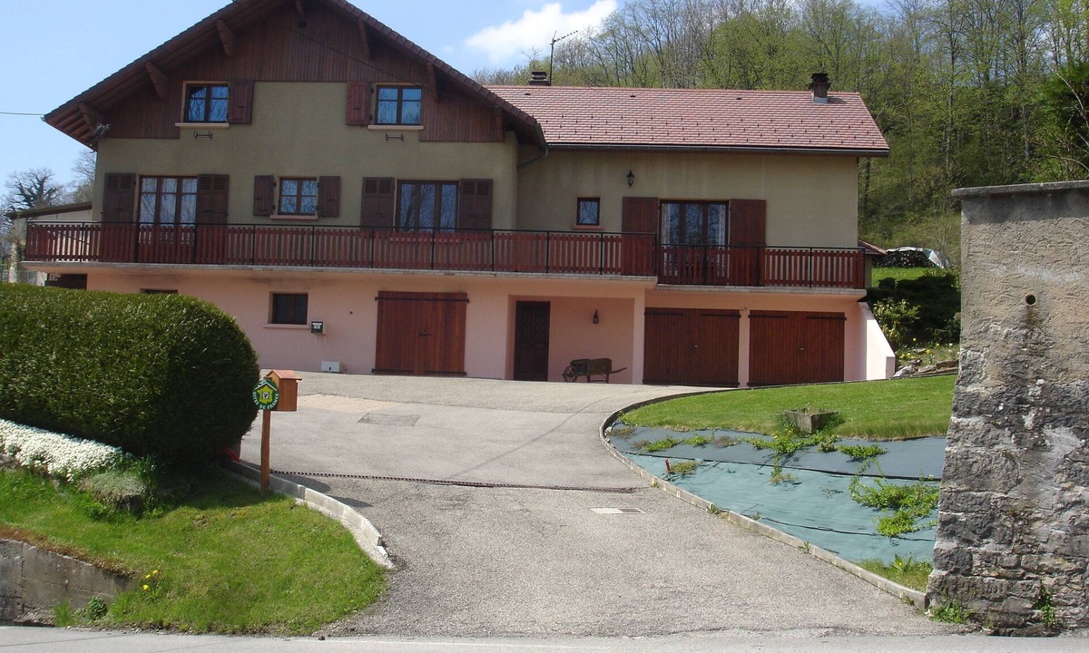 Miribel-les-Echelles Cottage | Semi-detached house with exceptional view -Gîte au coeur du village