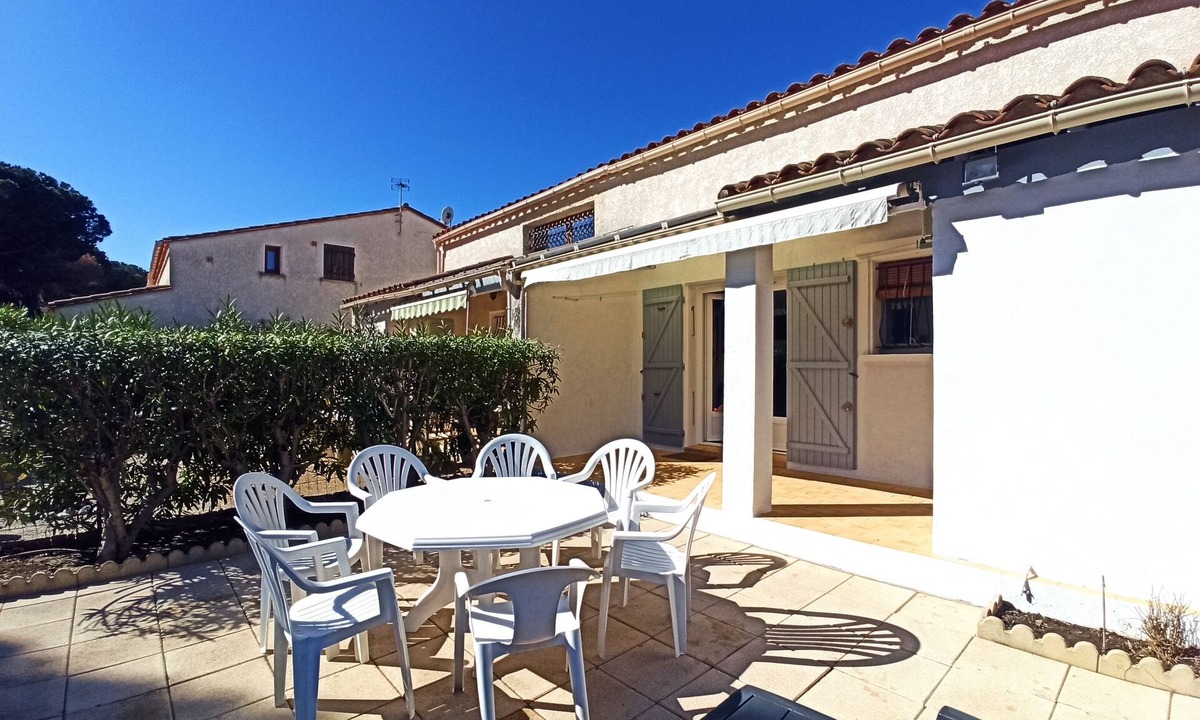 Saint-Cyprien Plage House | semi-detached villa sleeps 6, 3-star furnished holiday accommodation