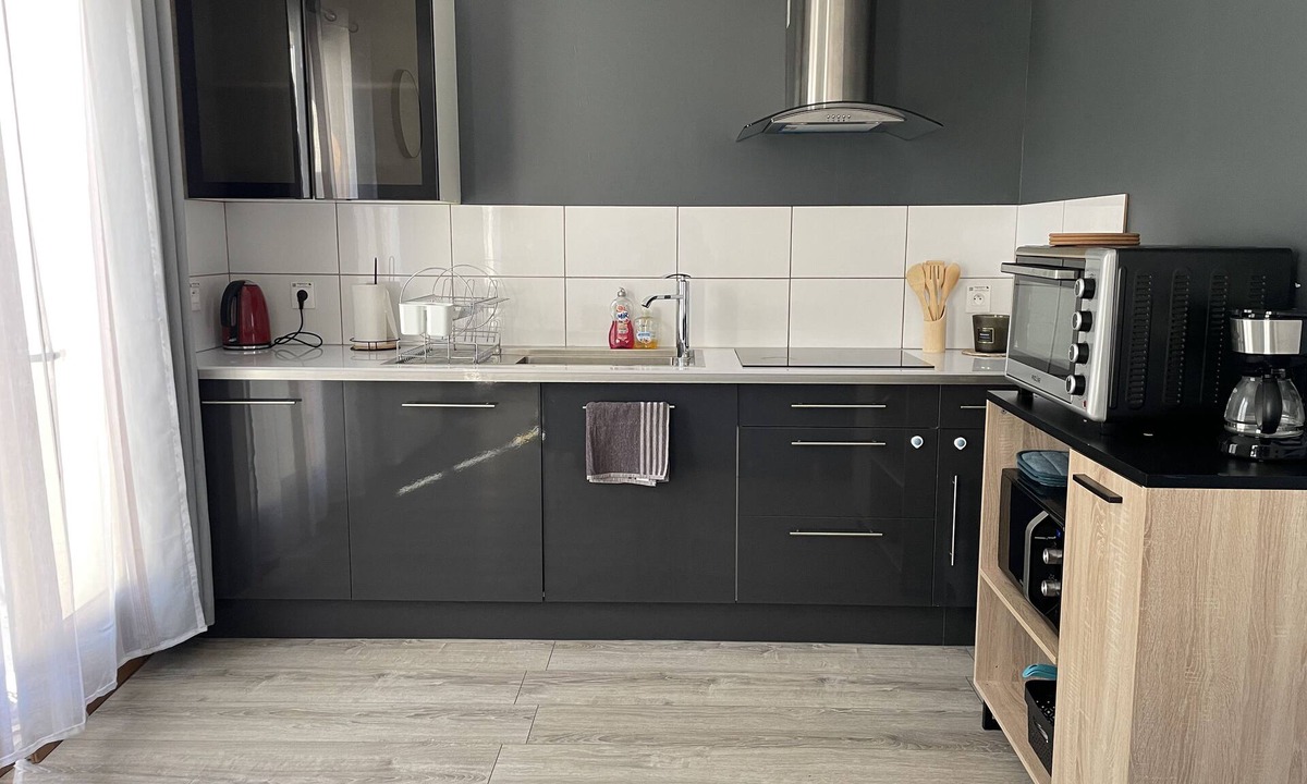 Sainte-Savine House | Semi-detached house with courtyard + parking