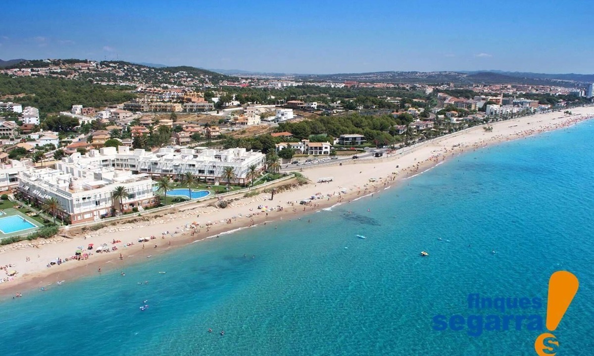 Comarruga House | Semi-detached house with barbecue and communal area with swimming pool, 500m from the beach.