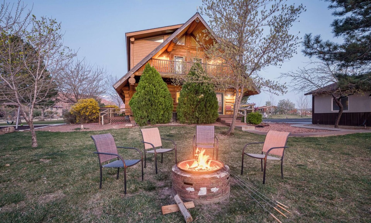 Moab South Valley Cabin | SENDERO- 10 min from Moab. Sleeps 17! Tons of parking. Hot tub. Huge yard