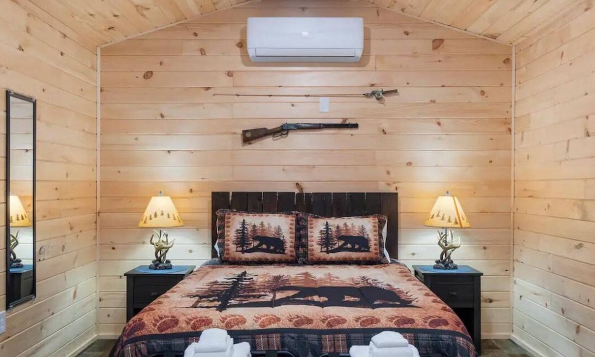 Geneva Cabin | Seneca Hideaway/Rustic Hunter’s cabin/Hot Tub