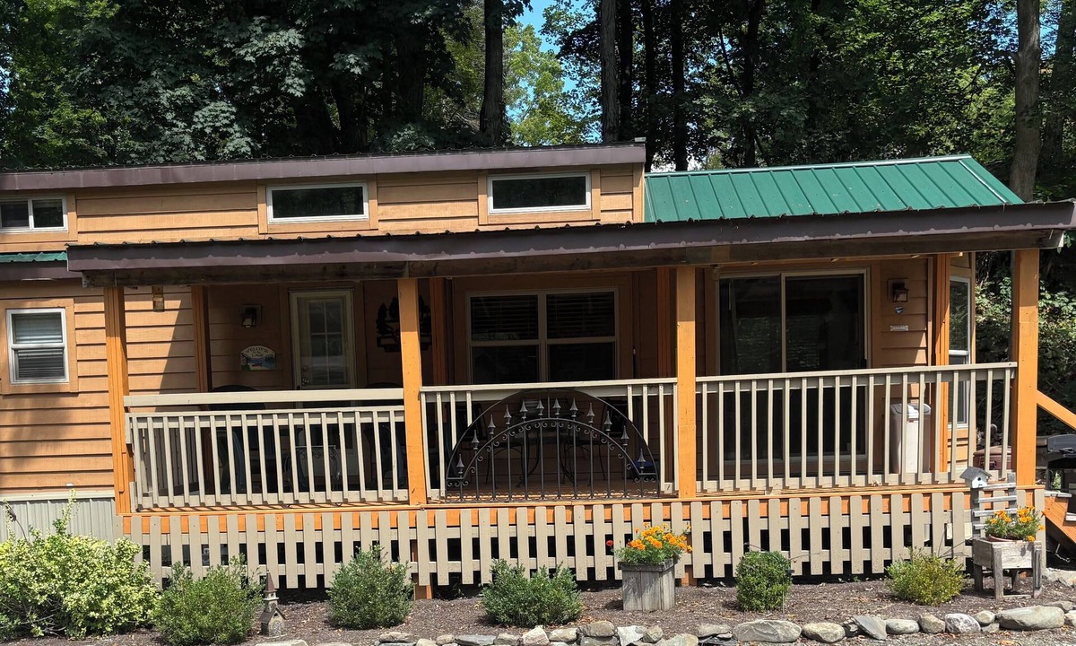 Valois Cabin | Seneca Lake -"Butternut Camp" near Wineries & Watkins Glen Race track