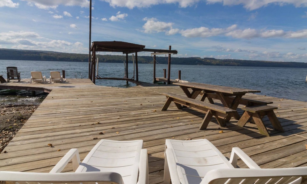 Valois Cottage | Seneca Sisters Lodge: Private escape with bonus lake cottage next to wineries