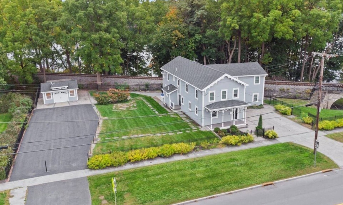 Seneca Falls House | Seneca Wine Trail | Near Seneca & Cayuga Lake