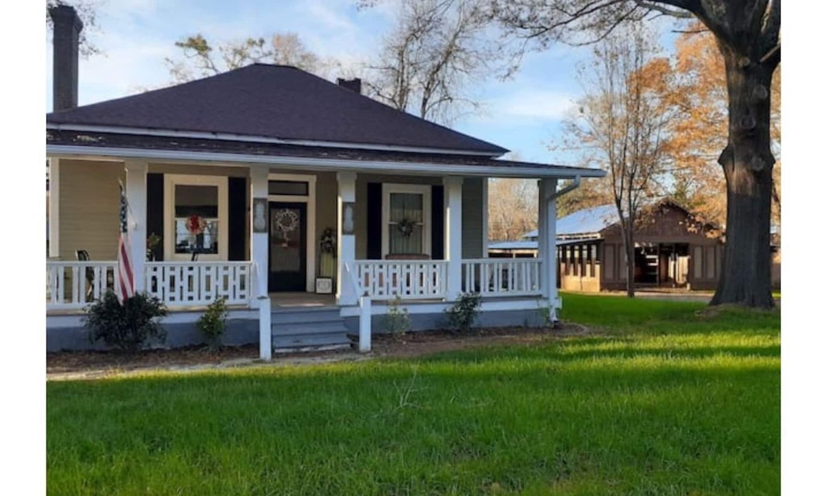 Turin House | Senoia Farmhouse close to town, the home of The Walking Dead.