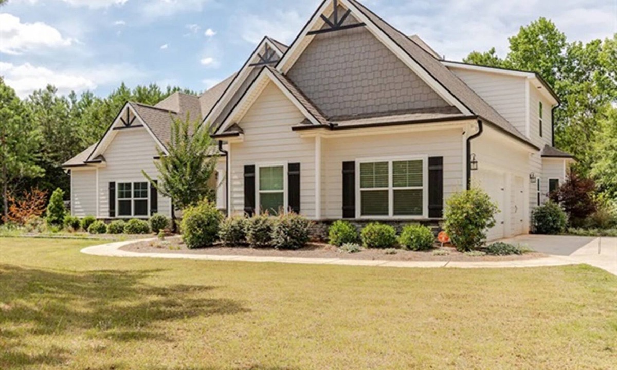 Senoia House | Senoia luxury Secluded Home w/Master on Main