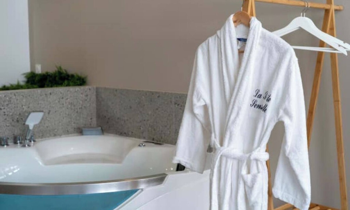 Nemours Apartment | Sensual suite and whirlpool bath