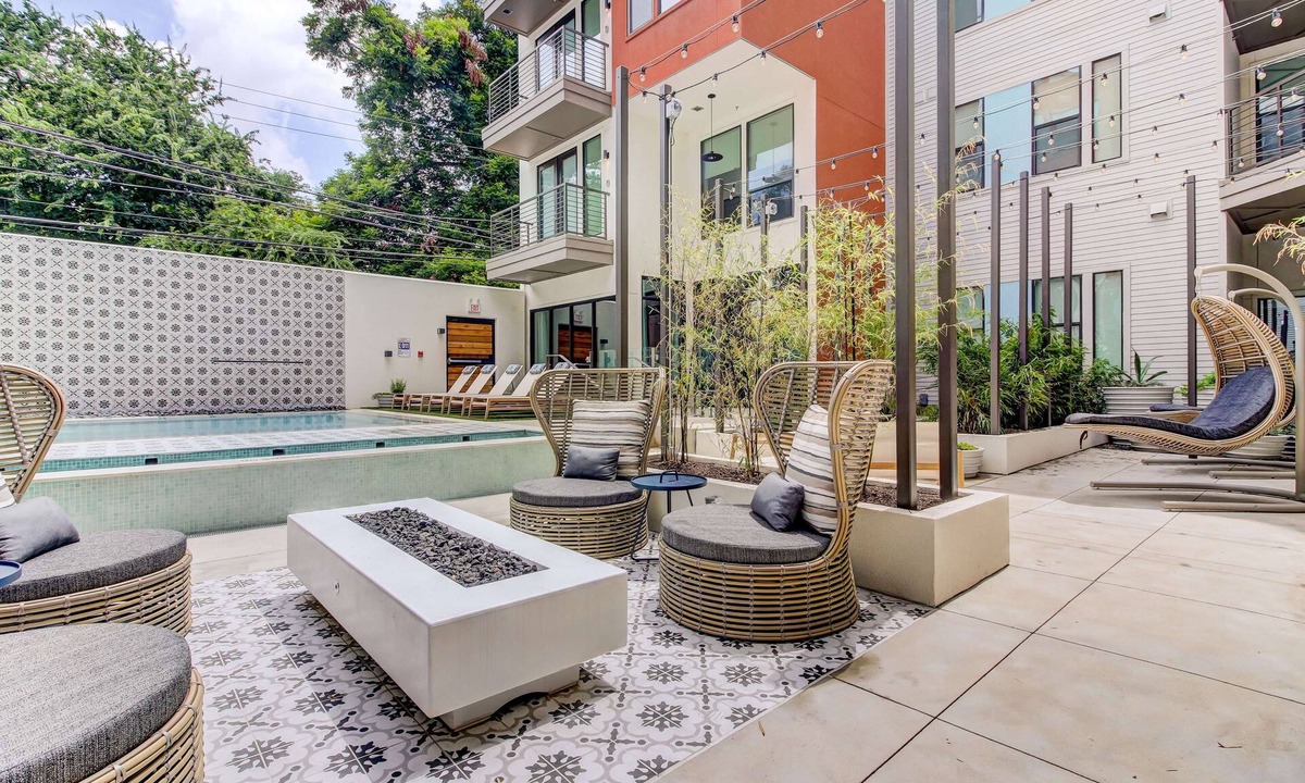East Cesar Chavez Apartment | Sentral East Austin at 1614 E. Sixth