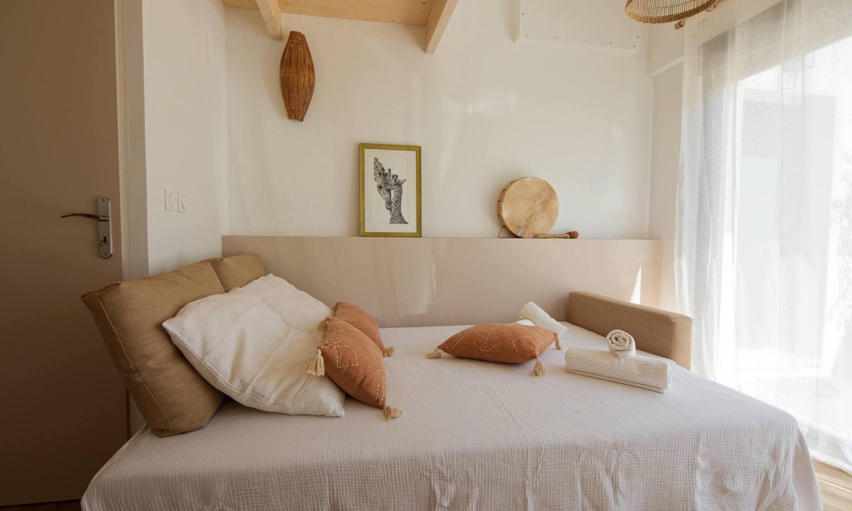 Opio Bed & Breakfast | Separate room with pool access