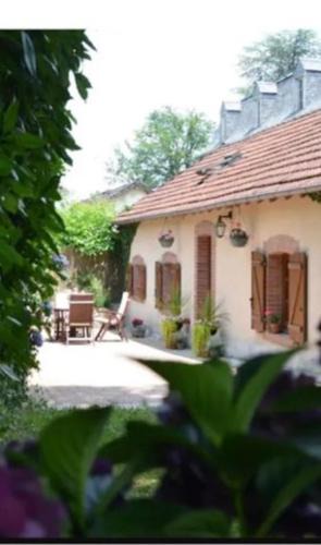 Bersac-sur-Rivalier House | Sequoia cottage