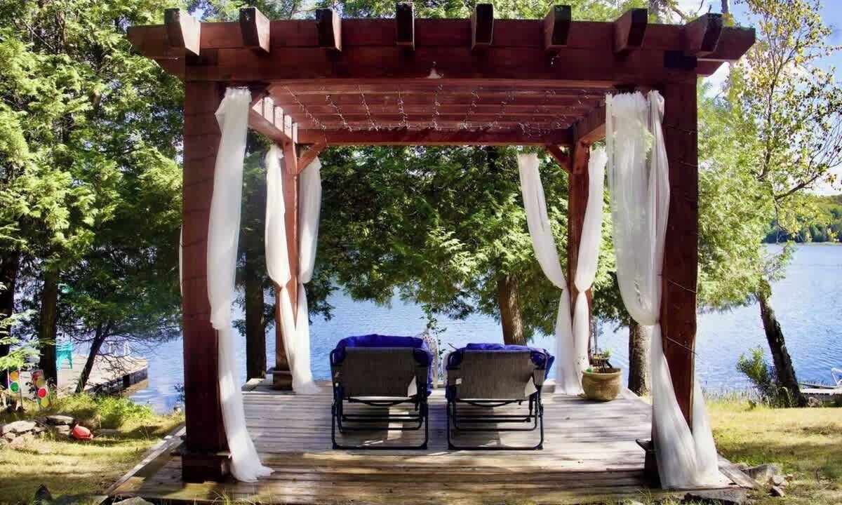 Eagle Lake Cottage | Serendipity 5 BR Waterfront 4 Season w/Hot Tub