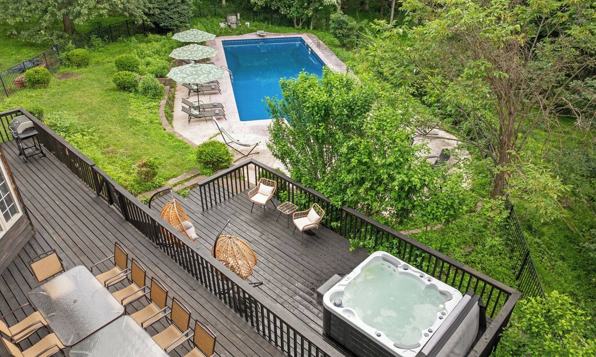 Chester Villa | Serene 10BR Retreat w/Pool, Gym & Hot Tub