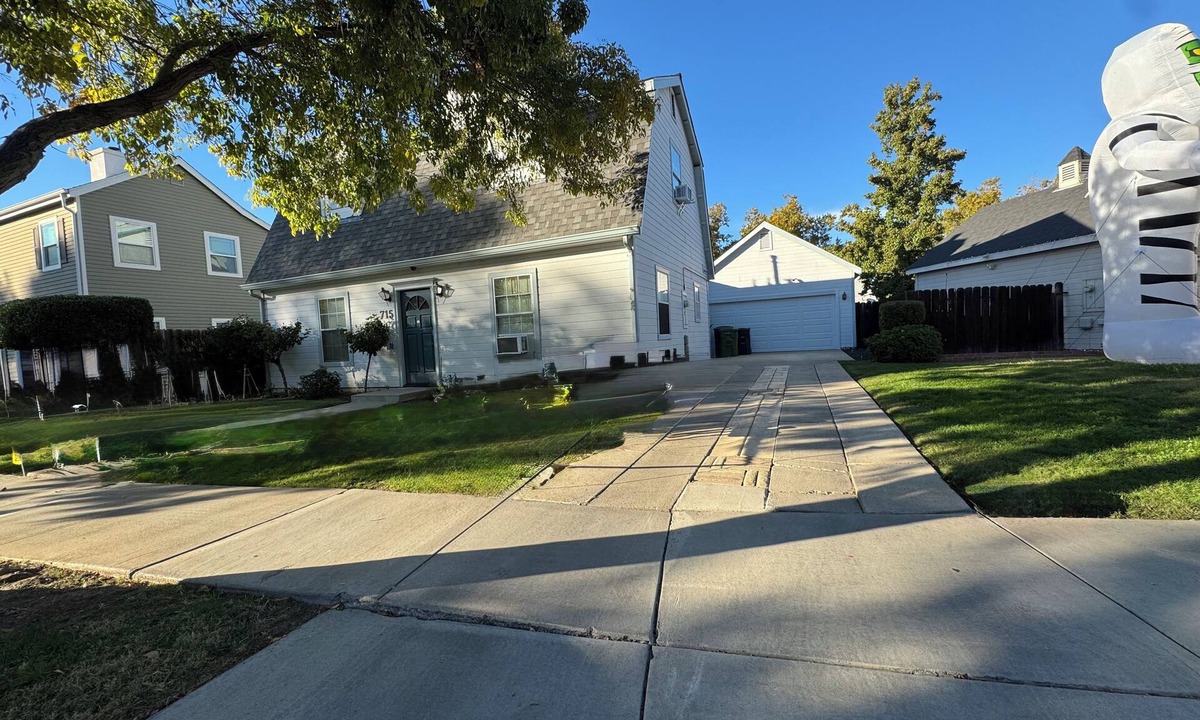 Tracy House | Serene 2-bedroom 1-bathroom and 1-full kitchen in a quiet and peaceful house.