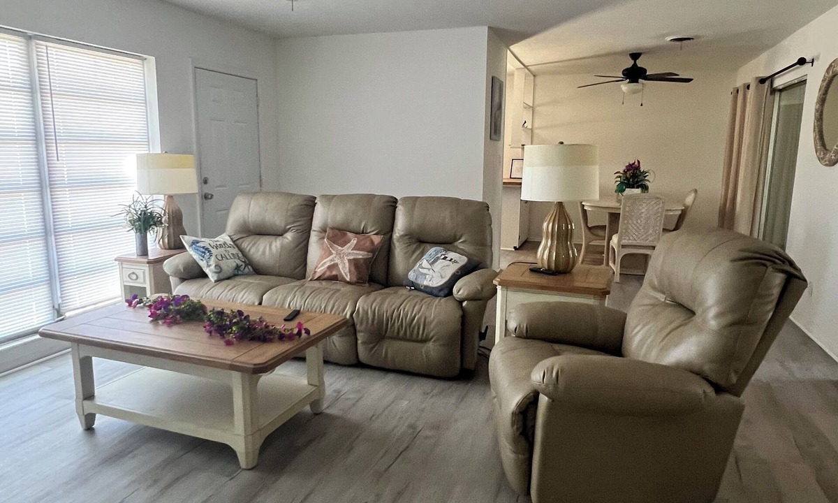 Venice Gardens House | Serene 2-bedroom house with AC in charming Venice- 10 MIN TO BEACHES, SHOPPING