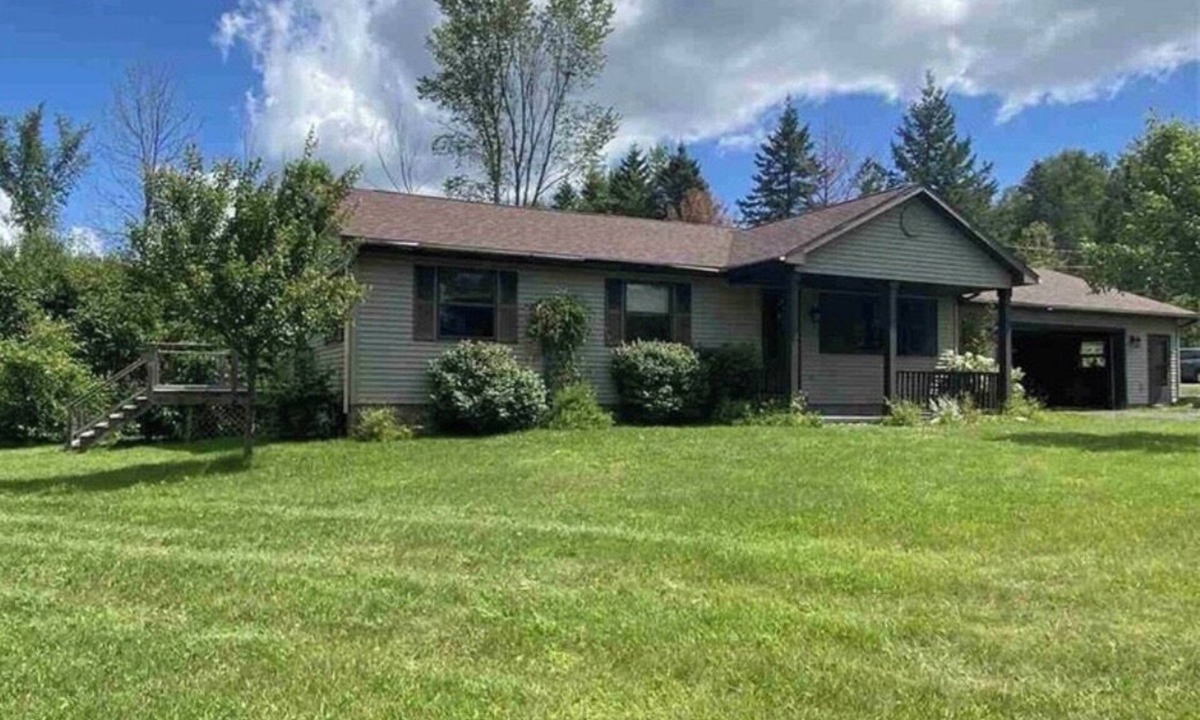 Lake Linden House | Serene 3-bedroom 1 bath house on the water. perfect for relaxing stays