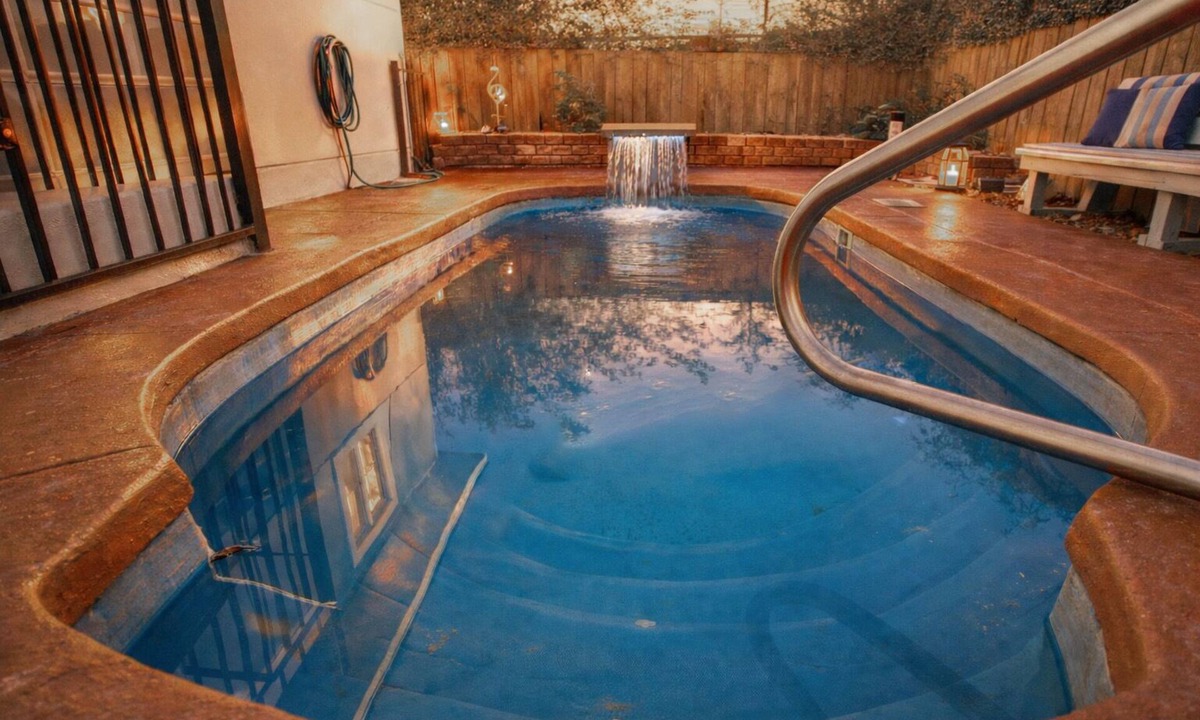 Prospect Hill House | Serene 3-bedroom house with Heated Pool, Arcade ,10 min from downtown!