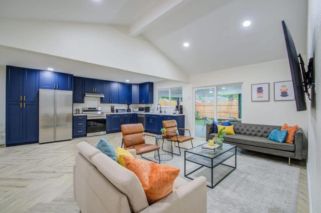 Friendswood House | Serene 4-Bed Getaway - Hot tub & Fire Pit